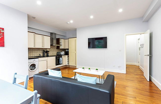 Modern Clapham Apartment - Photo 9