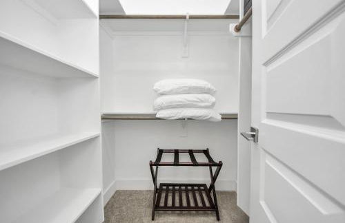 Stylish & Spacious 3BR Gem With Hot tub Near Downtown - Foto 33