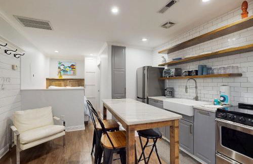 Charming Condo with Central AC, Washer/ dryer, and Full Kitchen - Photo 2