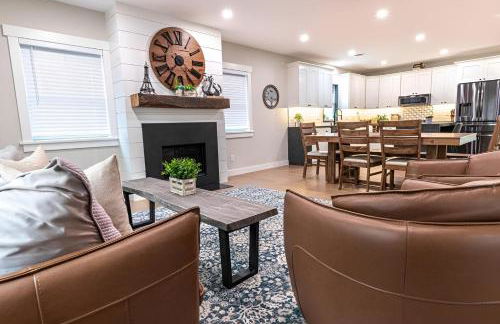 Renovated & Sophisticated Home Near Beach & Shops! - Photo 43