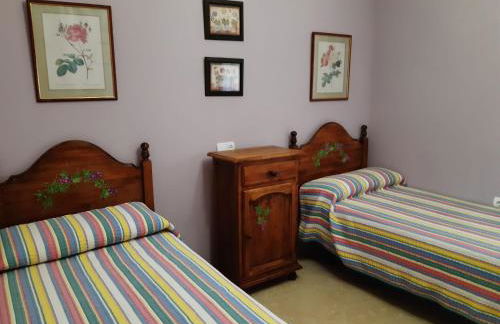 Precioso chalet próximo a Sevilla con jardín y piscina privada 8 personas Wifi gratis 2 salones 4 dormitorios 2 baños - Foto 58