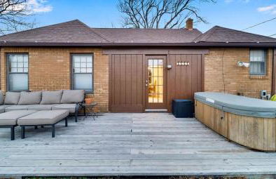 Romantic escape, hot tub, fireplace, massage room! - Foto 31