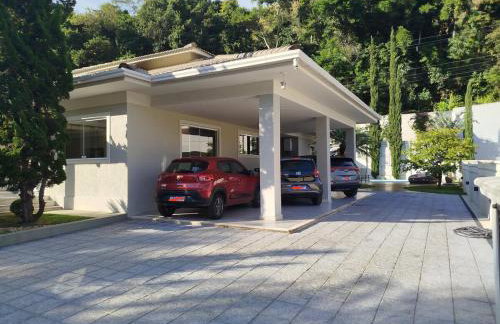 Casa Teresópolis perto do centro com três suítes e piscina - Foto 10