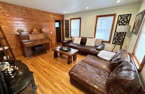 Large, Comfortable & Conveniently located Home - Foto 10