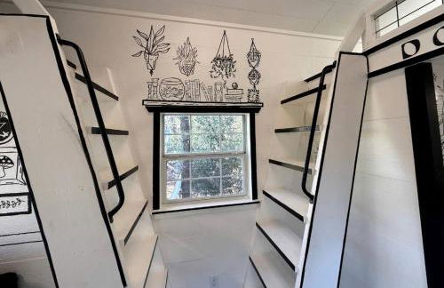 Whimsical Lakefront Tiny Home with Hand-Drawn Doodle Design Near Bastrop, Texas - Foto 3