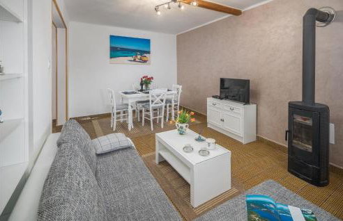 Amazing Home In Erzisce With Jacuzzi - Foto 14