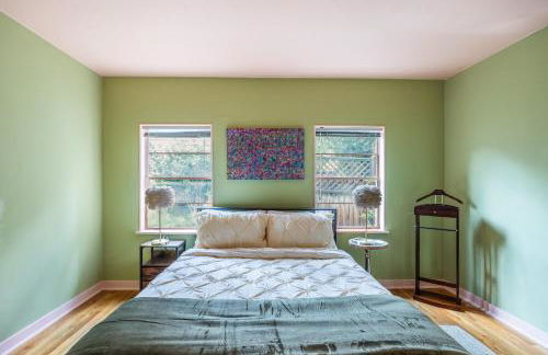 Cozy 2BR Home Near UNR with Large Deck & Parking - Foto 17