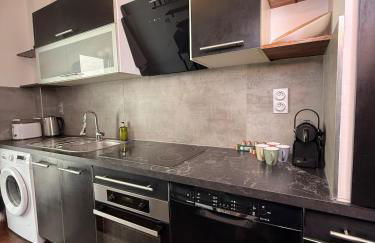 Le Peyrou - Elegant One-Bedroom Apartment for up to 4 Guests - Free Parking - Air Conditioning - Prime City Center Location - Foto 7