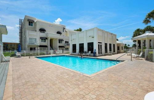 Enchanting 2-Bedroom Ground Floor Beach Condo at Cape Canaveral WiFi & AC - Foto 42