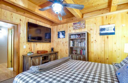 Hot Tub and Games! Lakeside Sherwood Forest Cabin - Foto 23