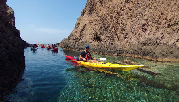 Navegando en kayak por la costa almeriense