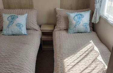 3 bed Sleeps 8 Wifi and Linen inc - Photo 8