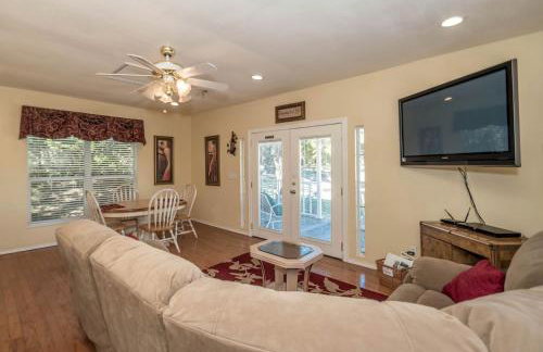 Joyful Cottage Rental for Couples with Poolside Cabana near San Antonio, TX - Foto 8