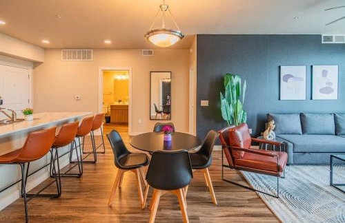 Trendy 2BD Gym Pool Parking WD Sleeps 8 - Foto 21