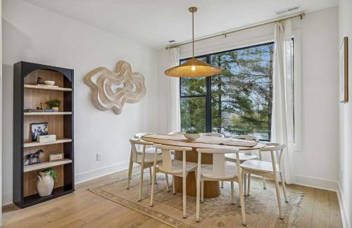 Modern Multi-Level Retreat with Rooftop Hot Tub - Foto 13