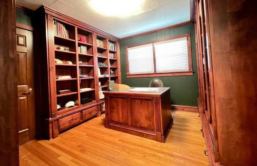 Secluded Farmhouse Retreat - Groups & Pets Okay! - Photo 8