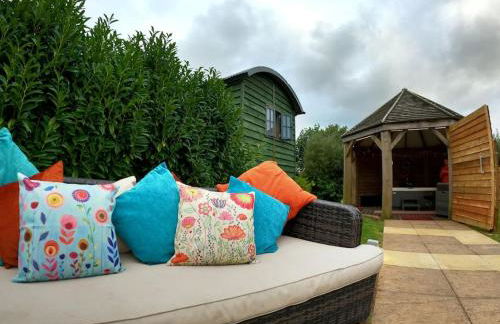 Romantic Retreat - Luxury Shepherds Hut + Hot Tub! - Foto 2