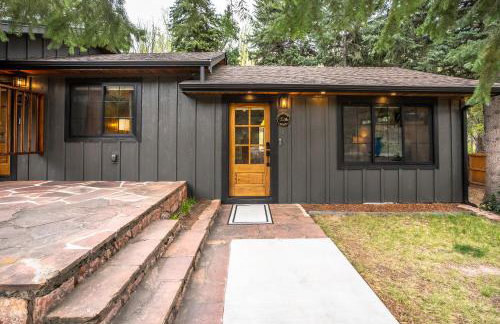 Serene Riverside Retreat with Sauna, Hot Tub, Fire Pit by Forest & Peak Retreats - Foto 35