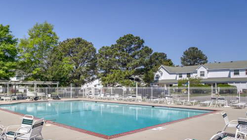 Porch and Water Views Getaway in Mallard Lakes - Foto 3