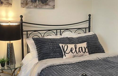 Granada Hills Private Unique Pool Luxury 4BR Family Retreat - Patio, Outdoor Dining, BBQ Grill, & Free Parking - Foto 35