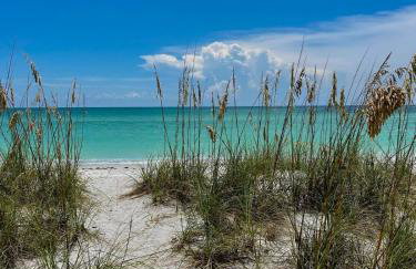 Remote Island Retreat with Private Ferry, Pool, Beach - Foto 6