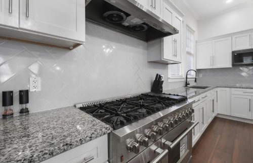 Family-Friendly 5BR | Sleeps 15 | 3 mins Downtown! - Foto 42
