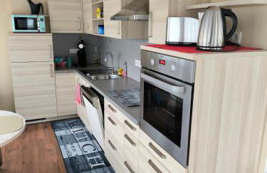 Im Herzen von Wiesdorf- Blick auf das BAYER-KREUZ -Appartement mit 2 Schlafzimmern & 3 Betten-für 4 Personen -Zentral gelegen - Friedrich Ebert Platz 5a , 4te Etage -kein Aufzug -Lift- Dachterrasse und Sauna - Kaution Pflicht - - Foto 1