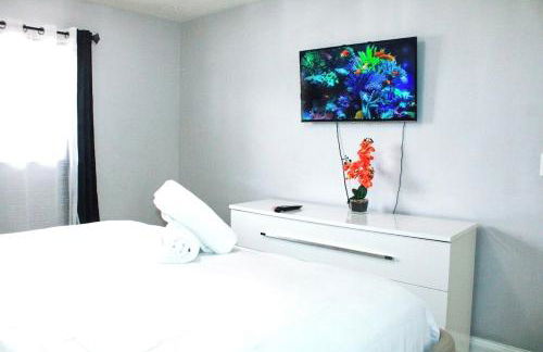 4-bedroom pool house in peaceful Sunrise with AC, WiFi, King bed - Foto 4