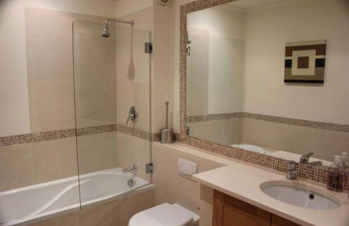 Luxury 3 Bedroom Apartment on Gated Complex - Foto 23