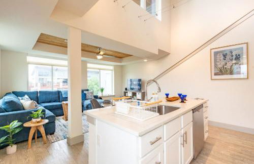 RiverWalk PentHouse Oasis w/Free Parking Gym Pool - Photo 36