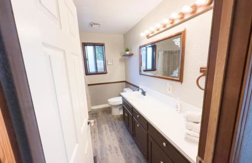 Private Home - #RedwoodSkyWalkRetreat - 5BD, Pro Pool Table, BBQ, Foosball, Darts, Fireplace, Movie Projector, Stereo, Cotton Bedding - Foto 17