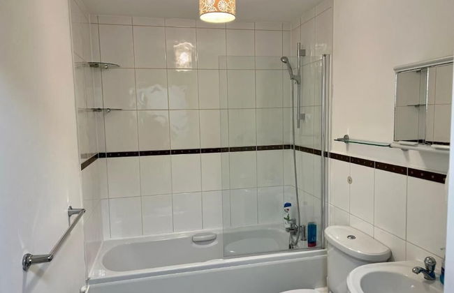 Lovely 2 Bedroom Apartment, 2 Bathrooms Parking - Photo 8