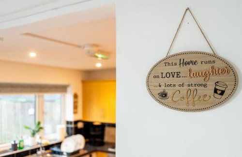 Beautiful Modern Home in London, Free Parking, Family Home, Sleeps 9, Close to Railway Station - Foto 34