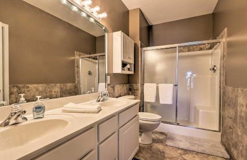 Lakefront Balcony and Pool Access Camdenton Condo - Foto 13