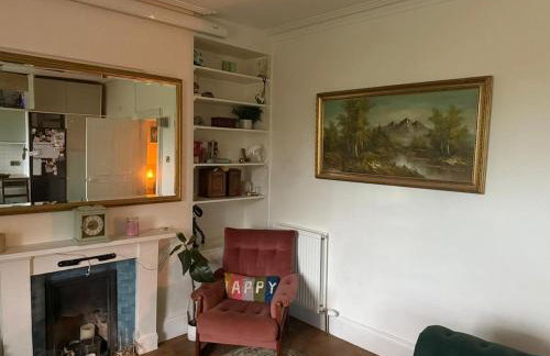 Stylish 2 bedroom West End flat - Photo 1
