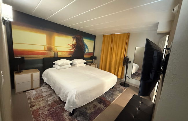 Lighthouse Inn & Suites - Photo 38