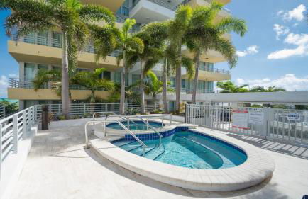 Beachfront Bentley Hotel One Bedroom Suite with Balcony and Beach access - Foto 23