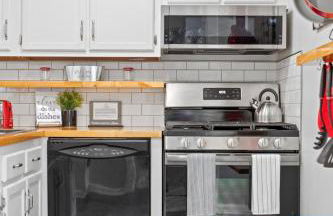 Luxe Suite with Pool Table, King Bed, 3 TVs, & Free Parking - Foto 18