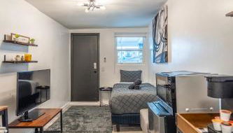 Cozy Studio w/gated parking - Photo 2