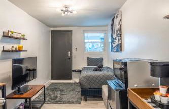 Cozy Studio w/gated parking - Photo 2