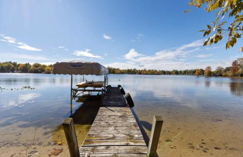 Lakefront Home with Dock Firepit & Private Deck - Foto 5