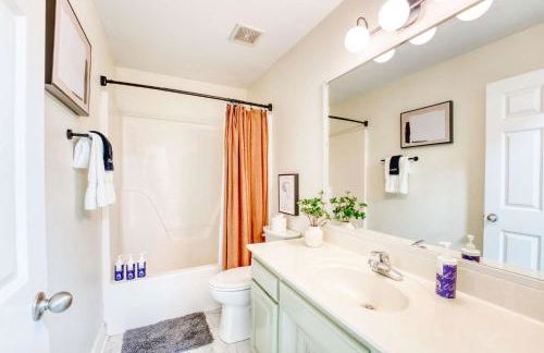 Spacious Modern Retreat with Game Room & Fire Pit near Trails - Foto 23