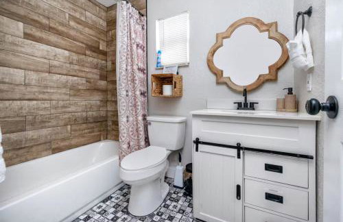 1 Block to Downtown - 7 min to beach - King bed & Free parking - Foto 24