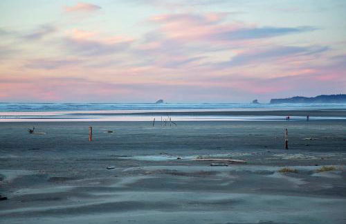 Stunning Views from this Waterfront Condo - Foto 20