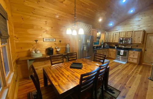 The cozy Lazy Laurel with year-round mountain views, hot tub, fire pit - Foto 12
