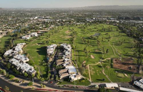 Resort Style Living In Phoenix's Most Exclusive Gated Community! - Foto 24