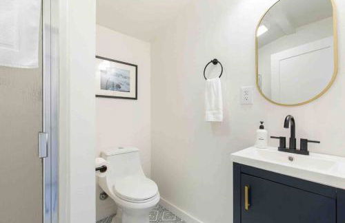 Spacious Retreat with guest house, game room, parking in N Tacoma - Foto 7