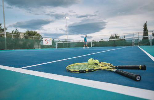 Trizonia Bay Hotel - Photo 38