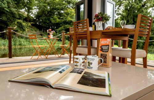 Secluded, New Forest Riverside Lodge - Photo 10