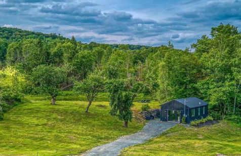 Chic Renovated Chalet with Private Pond - Foto 24